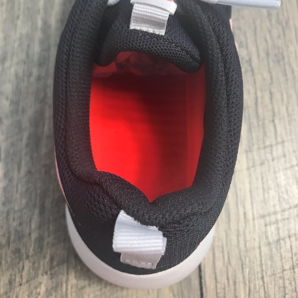 NWT Nike Roshe One Casual Shoes Black WMNS - Picture 6 of 7